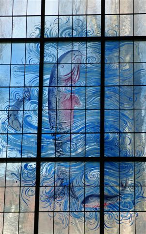 Fenster: Fisch, gemalt von Anton Lehmden. Foto © Ing. Felix Mayer